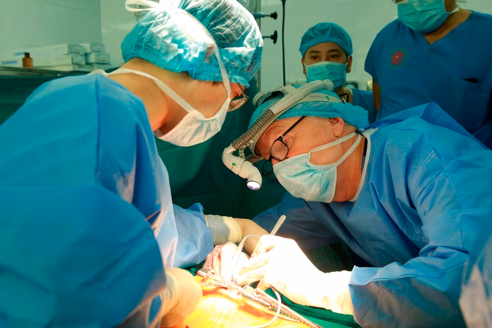 Chuyên gia nước ngoài cùng hỗ trợ đội ngũ y bác sỹ Bệnh viện Trung ương Quân đội 108. (Ảnh: PV/Vietnam+)