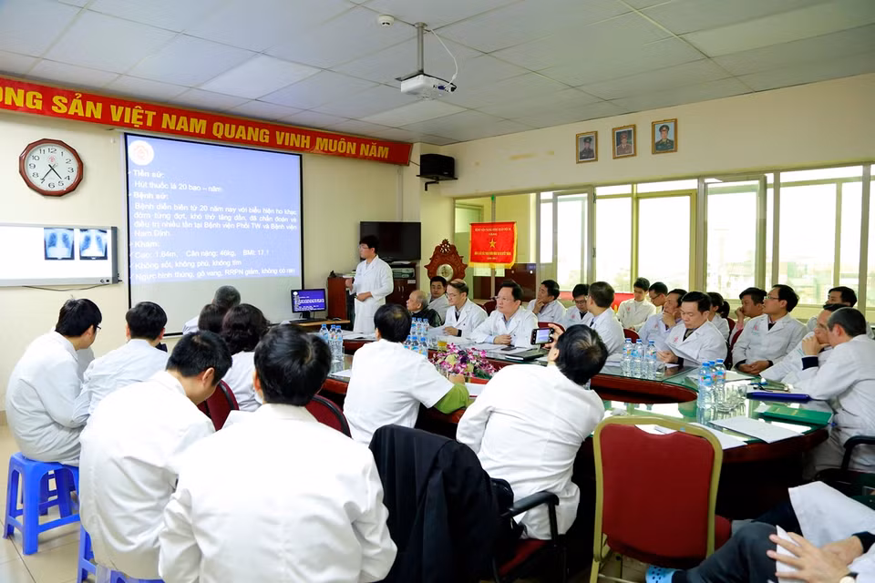 Các bác sỹ hội chẩn trước khi tiến hành ca ghép phổi. (Ảnh: PV/Vietnam+)