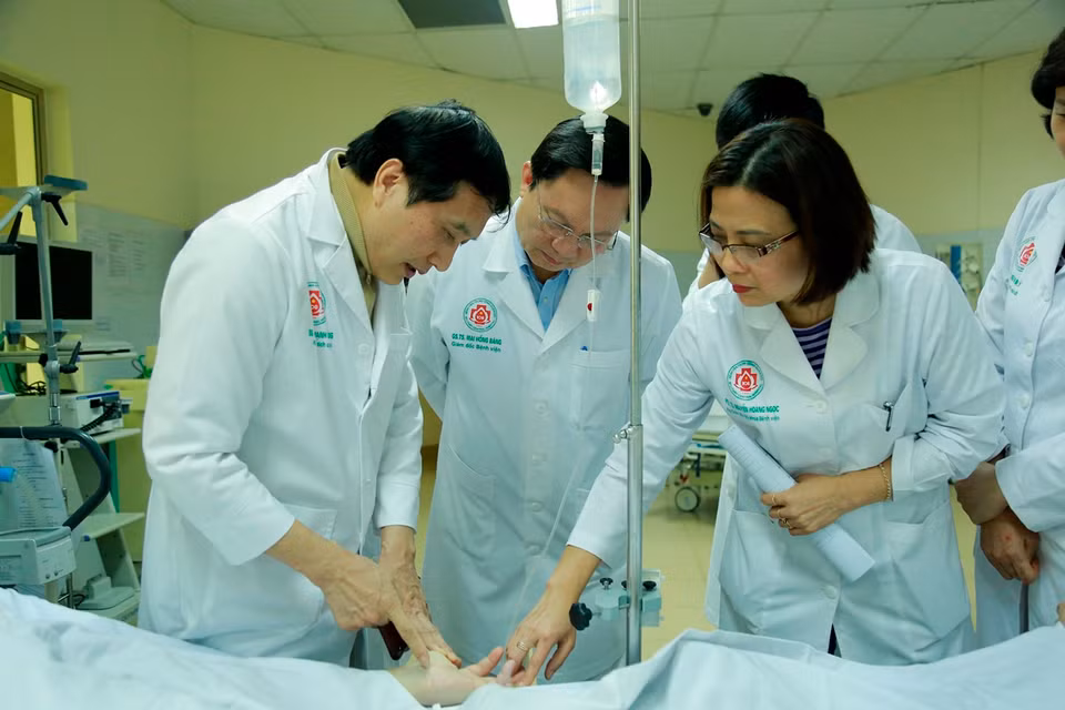 Các chuyên gia tiến hành hội chẩn trước ca ghép phổi. (Ảnh: PV/Vietnam+)