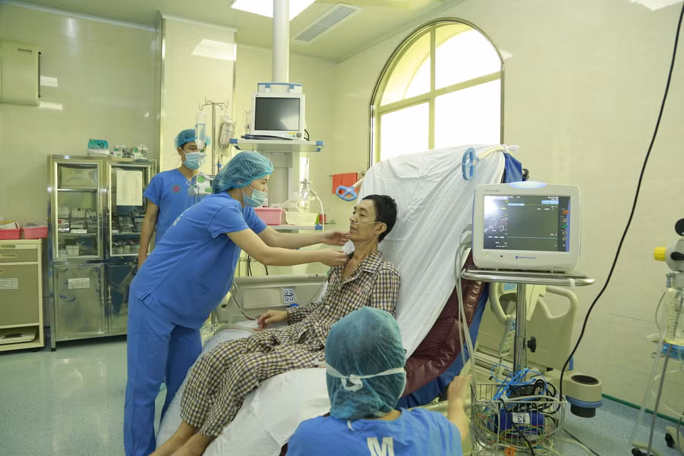 Chăm sóc cho bệnh nhân sau ghép phổi. (Ảnh: PV/Vietnam+)