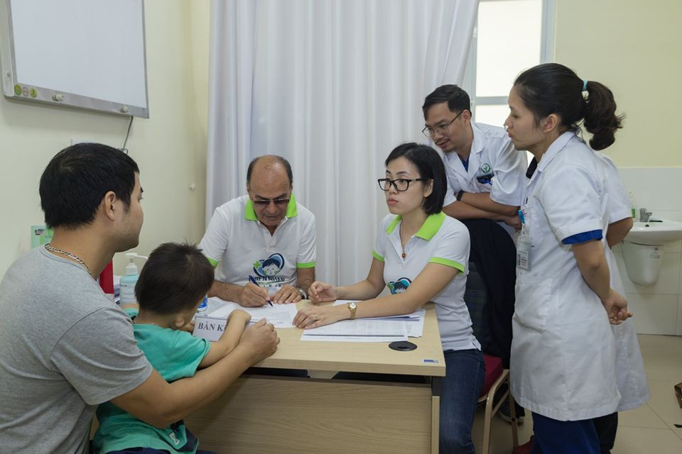  Chương trình khám và tư vấn cho hơn 100 trẻ em bởi các chuyên gia trong và ngoài nước đến từ Italy, Mỹ, Nga. (Ảnh: PV/Vietnam+)