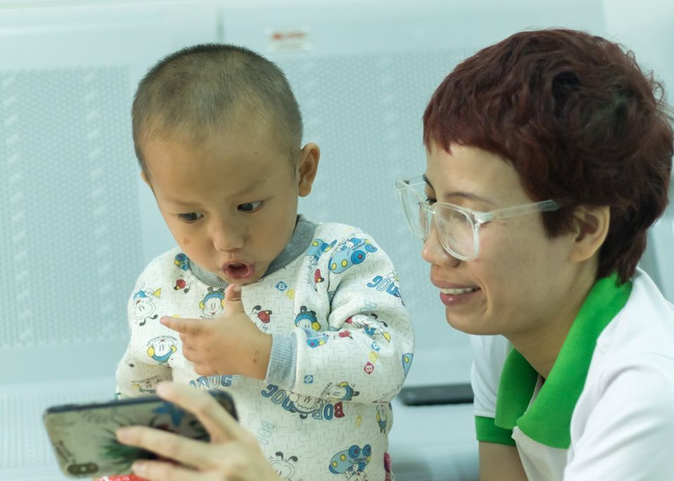  Các bác sỹ khuyếnn cáo cha mẹ hãy đưa trẻ đi khám nếu có bất cứ dấu hiệu bất thường (Ảnh: PV/Vietnam+)