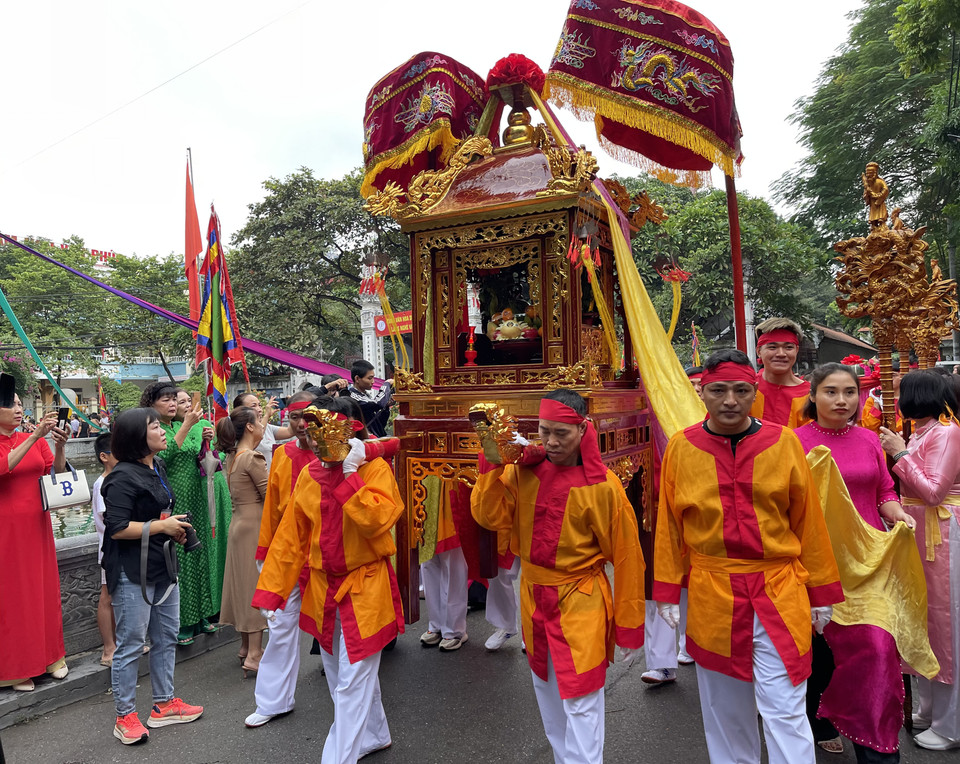 Làng lụa Vạn Phúc có tuổi nghề hơn 1.000 năm đã được Trung tâm Sách kỷ lục Việt Nam công nhận là “Làng nghề dệt lụa tơ tằm lâu đời nhất còn duy trì hoạt động đến ngày nay”. (Ảnh: PV/Vietnam+)