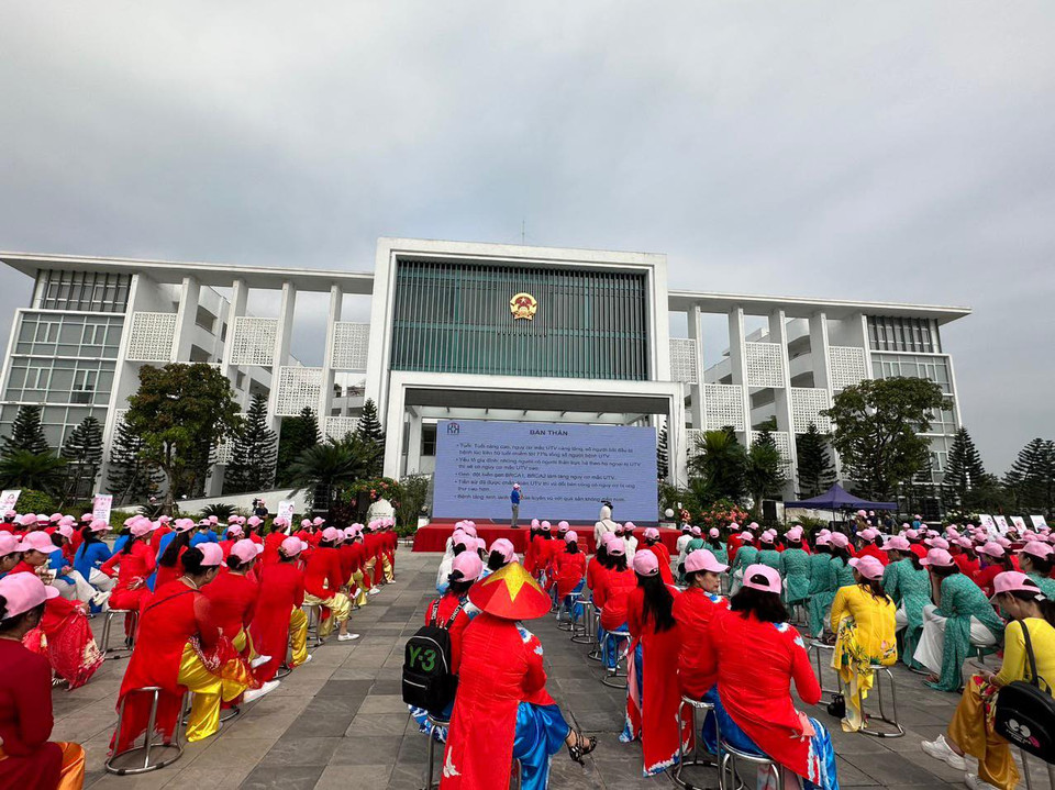 Bệnh viện Ung bướu Hà Nội truyền thông cho người dân hiểu và cần phát hiện sớm bệnh ung thư vú, ung thư cổ tử cung. (Ảnh: PV/Vietnam+)