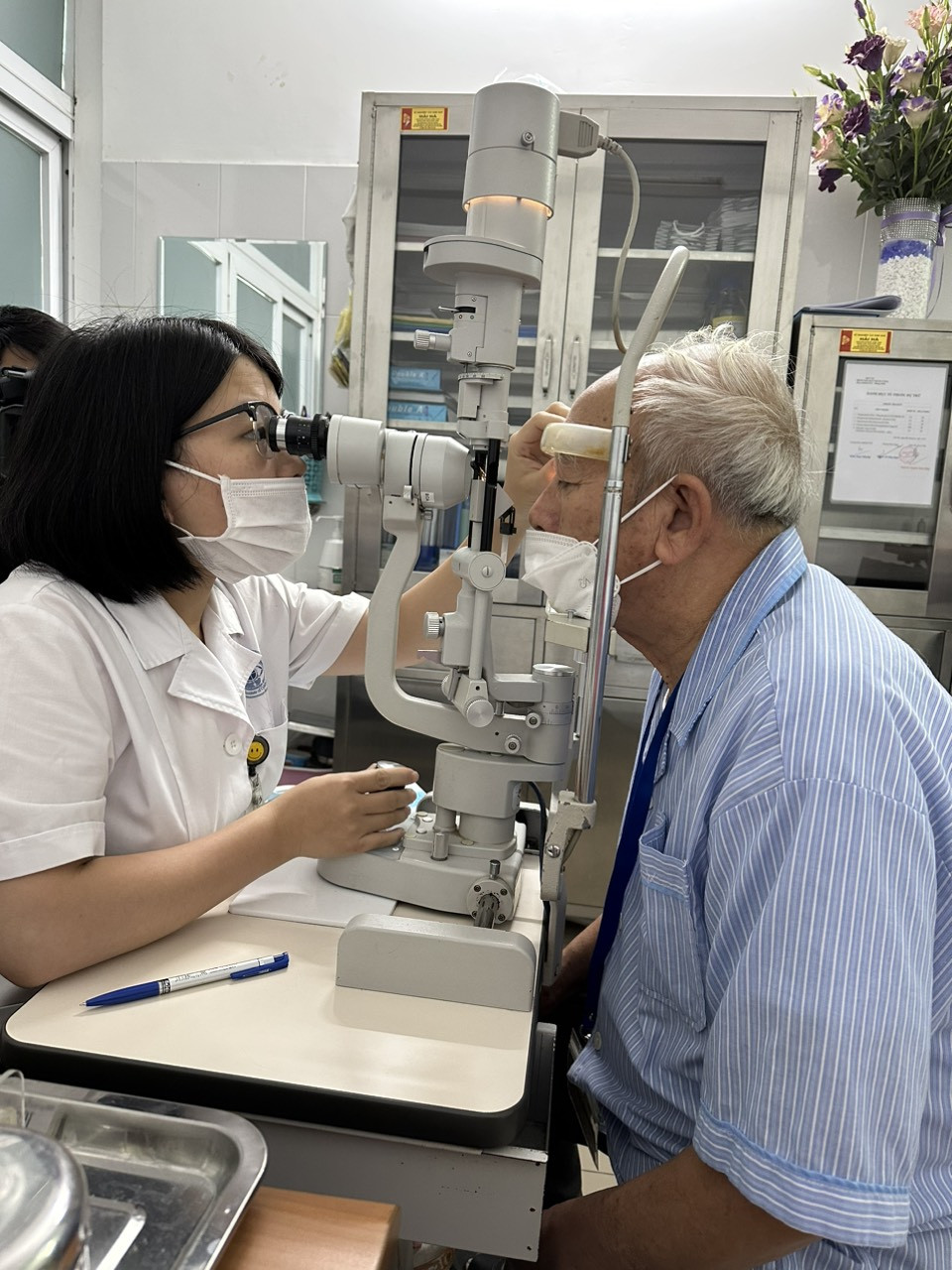 Việc Bệnh viện Mắt Trung ương tổ chức nhiều hoạt động khám, tư vấn, cấp thuốc miễn phí sẽ tăng cường cơ hội tiếp cận của người dân với dịch vụ dự phòng, phát hiện sớm, điều trị và phục hồi chức năng mắt. (Ảnh: T.G/Vietnam+)