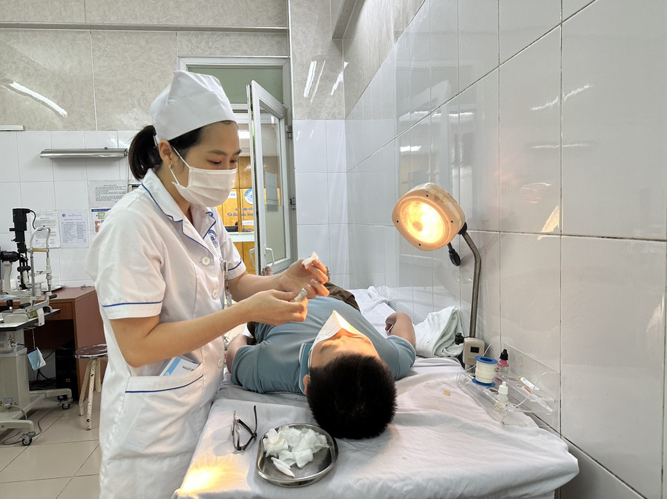 Tại Khoa Giác mạc, Bệnh viện Mắt Trung ương, từ đầu tuần đến nay, mỗi ngày tại Khoa các bác sỹ tiếp nhận khoảng 30 bệnh nhân đến bóc lớp màng giả mạc. (Ảnh: T.G/Vietnam+)