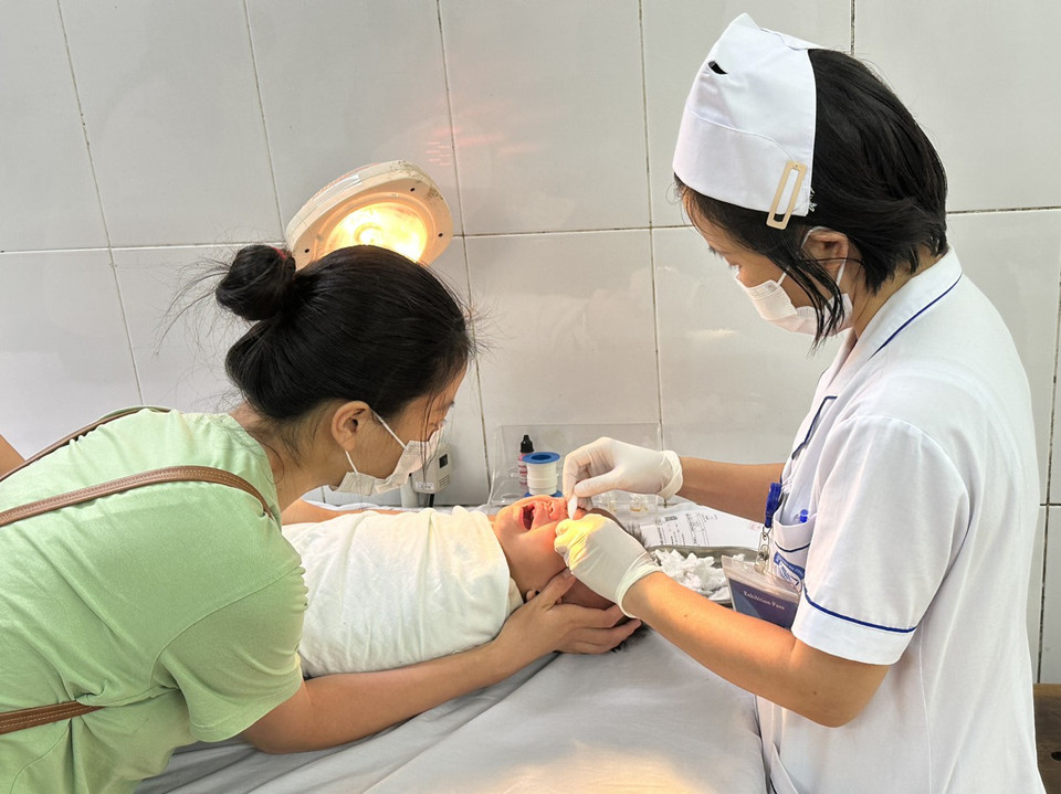 Một trẻ dưới 1 tuổi bị đau mắt đỏ được đưa tới Bệnh viện Mắt Trung ương. (Ảnh: T.G/Vietnam+)