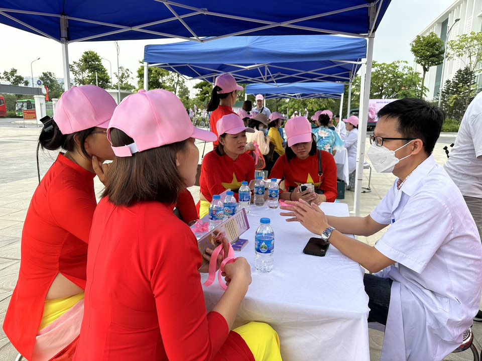 Đội ngũ y bác sỹ Bệnh viện Ung bướu Hà Nội tư vấn giúp cho phụ nữ hiểu rõ hơn về tầm quan trọng của việc tầm soát, phát hiện sớm ung thư vú, ung thư cổ tử cung. (Ảnh: PV/Vietnam+)