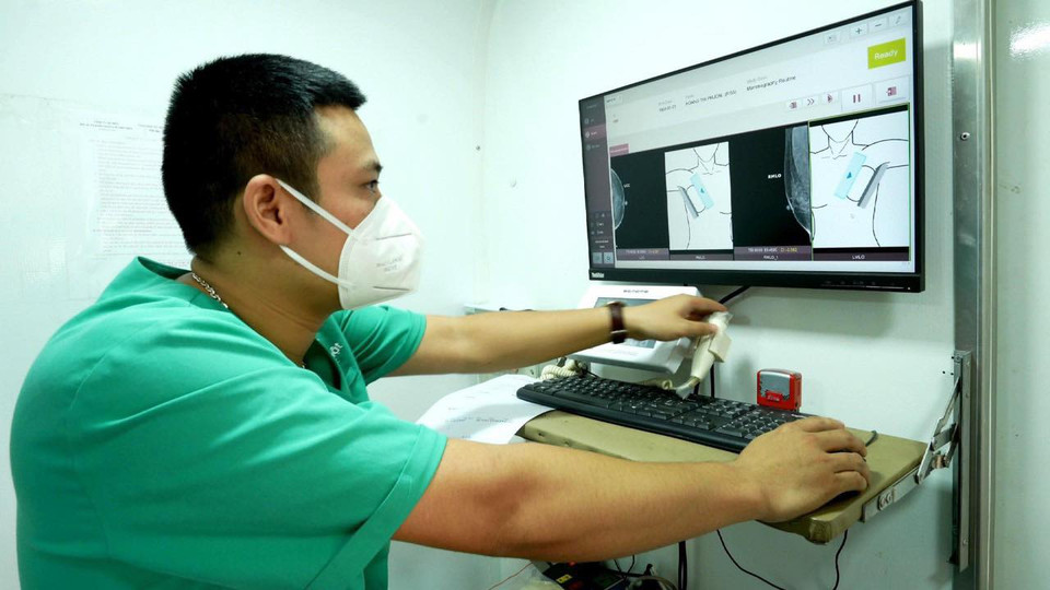 Hà Nội đặt ra Kế hoạch mục tiêu đến năm 2025 có 100.750 phụ nữ độ tuổi từ 35-60 tuổi được khám tầm soát, phát hiện sớm ung thư vú, ung thư cổ tử cung. (Ảnh: PV/Vietnam+)