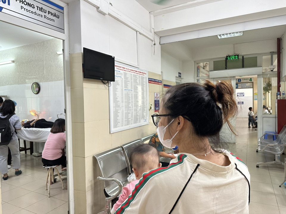 Bệnh nhi chờ tới lượt tại Phòng Tiểu phẫu, Bệnh viện Mắt trung ương. (Ảnh: T.G/Vietnam+)