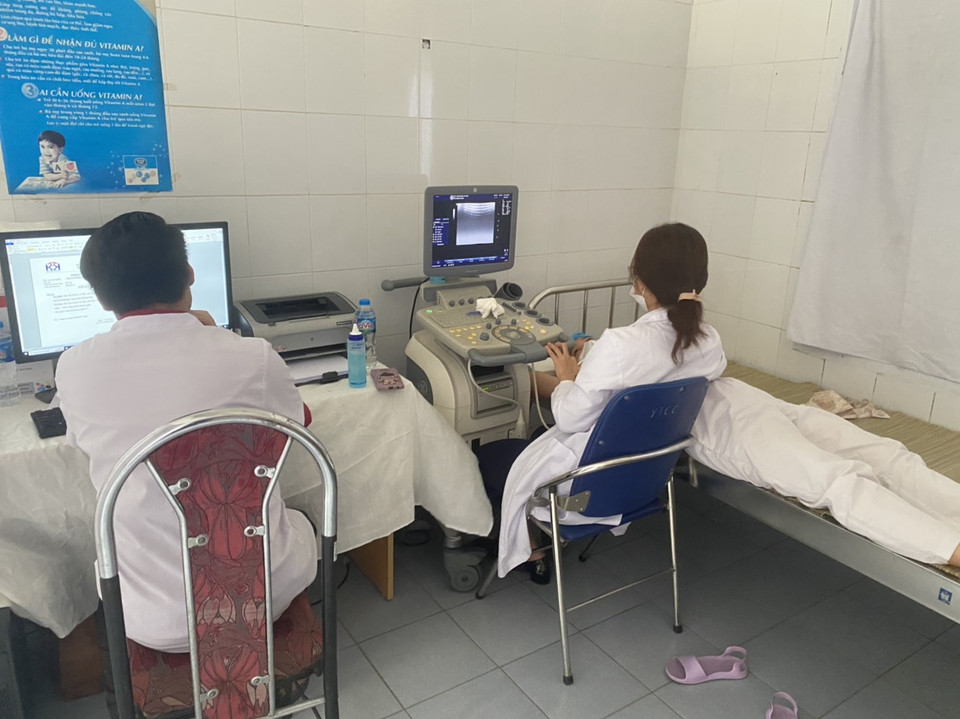 Bác sỹ siêu âm tuyến vú để sàng lọc bệnh ung thư vú cho người dân. (Ảnh: PV/Vietnam+)