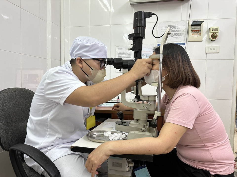 Mỗi ngày tại Bệnh viện Mắt Trung ương tiếp nhận hơn 1.000 bệnh nhân tới khám các bệnh về mắt. (Ảnh: T.G/Vietnam+)