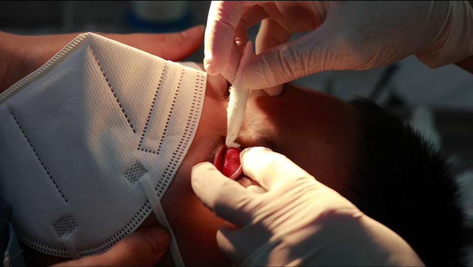 Một bé trai hơn 10 tuổi hợp bị viêm kết mạc phải tới bệnh viện để bóc giả mạc. (Ảnh: T.G/Vietnam+)