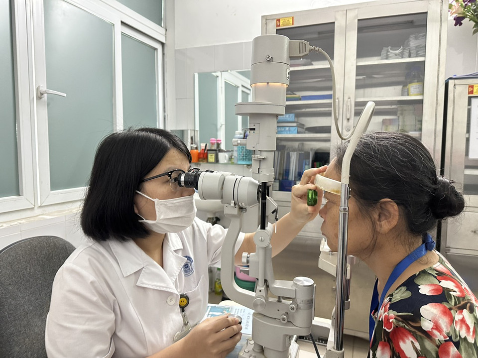 Bác sỹ khám mắt cho người cao tuổi. (Ảnh: T.G/Vietnam+)