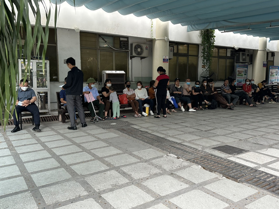 Người bệnh đến khám mắt tại khu vực chờ của Bệnh viện. (Ảnh: T.G/Vietnam+)