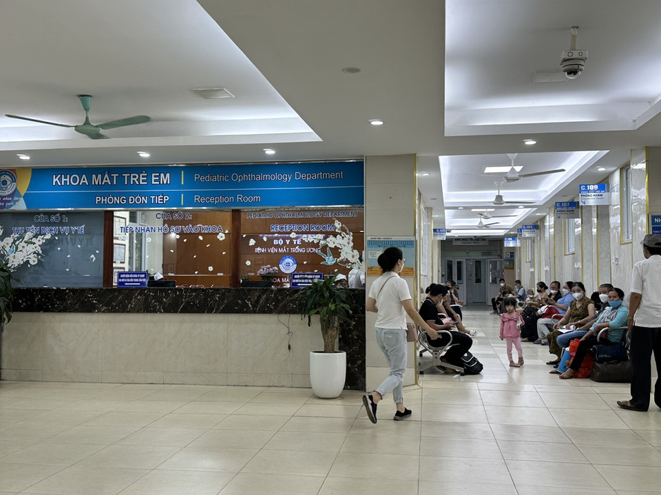 Khoa Mắt trẻ em đông bệnh nhân. (Ảnh: T.G/Vietnam+)