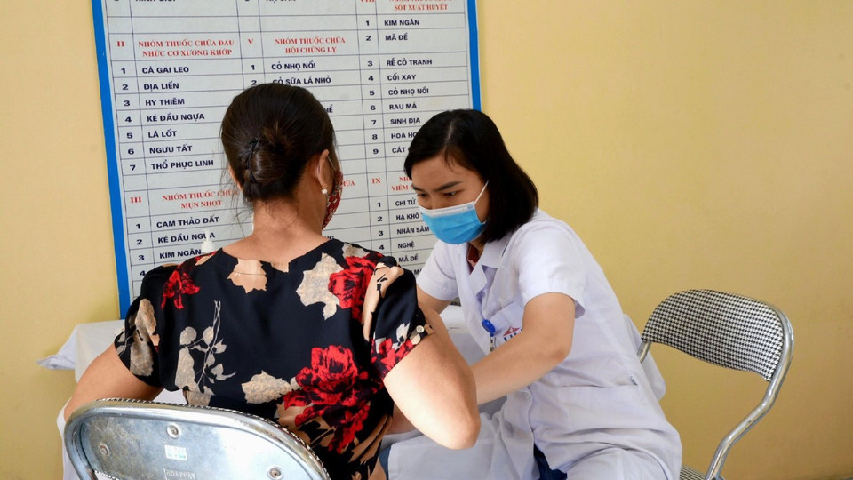 Bác sỹ khám lâm sàng cho một người dân tới chương trình. (Ảnh: PV/Vietnam+)