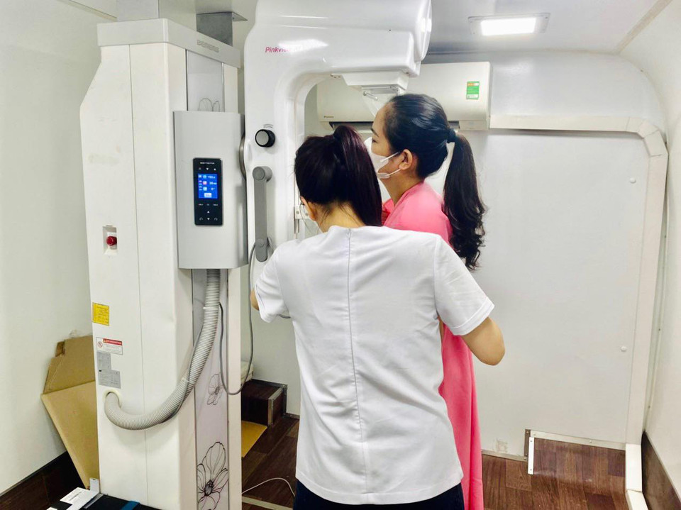 Chụp X-quang phát hiện sớm ung thư vú cho phụ nữ. (Ảnh: PV/Vietnam+)