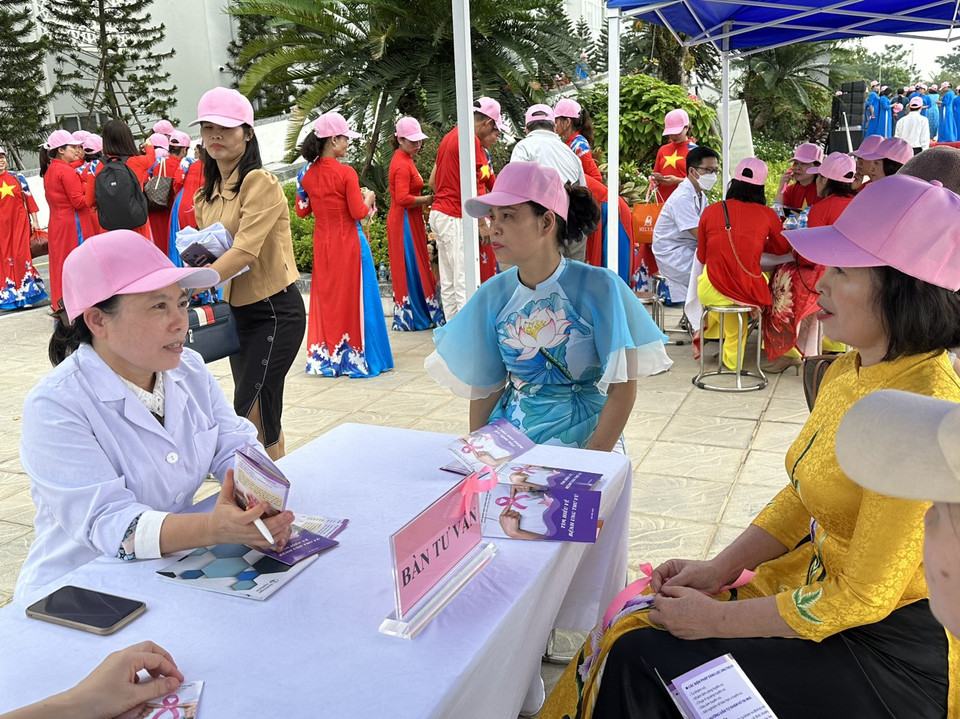 Bác sỹ tư vấn cho người dân về tầm soát phát hiện sớm ung thư vú, ung thư cổ tử cung. (Ảnh: PV/Vietnam+)