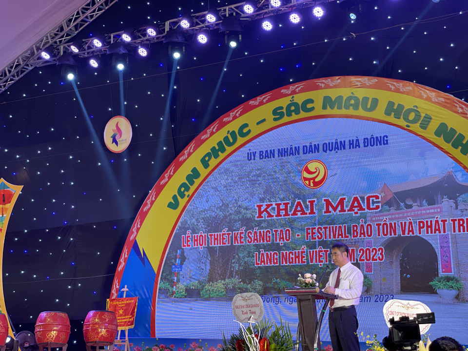 Phó Chủ tịch Ủy ban Nhân dân quận Hà Đông Phạm Văn Chiến phát biểu tại lễ khai mạc cho biết thông qua sự kiện muốn giới thiệu tới du khách về các nét văn hoá đặc sắc trong làng nghề dệt lụa truyền thống Vạn Phúc. Từ nay đến ngày 2/11/2023 sẽ còn nhiều chương trình như: trình diễn áo dài, hội chợ quê, phố ẩm thực, ghép tranh lụa... (Ảnh: PV/Vietnam+)