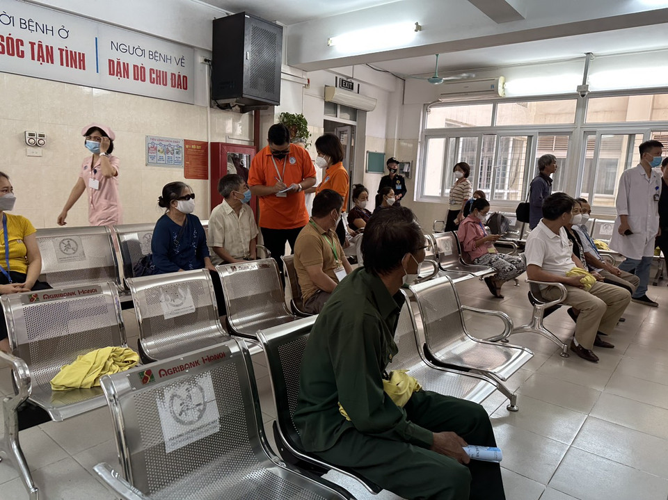 Người dân chờ tới lượt khám tại Bệnh viện Mắt Trung ương. (Ảnh: T.G/Vietnam+)