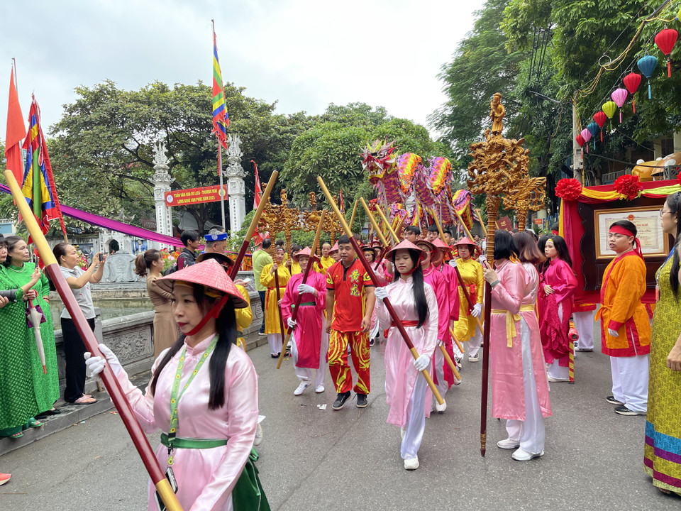 Điểm nhấn của Tuần lễ Văn hoá - Du lịch - Thương mại làng nghề Vạn Phúc là lễ rước tôn vinh Tổ nghề Đức Thành Hoàng - Ả Lã Đê Nương. (Ảnh: PV/Vietnam+)