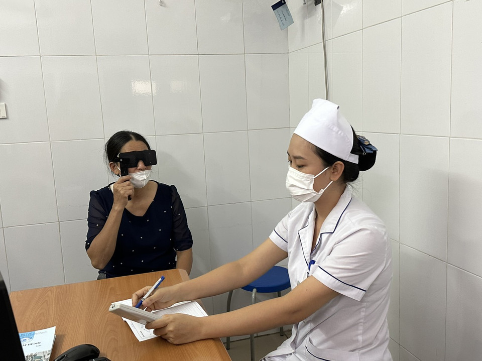Bác sỹ theo dõi, kiểm tra các chỉ số về mắt cho người cao tuổi. (Ảnh: T.G/Vietnam+)