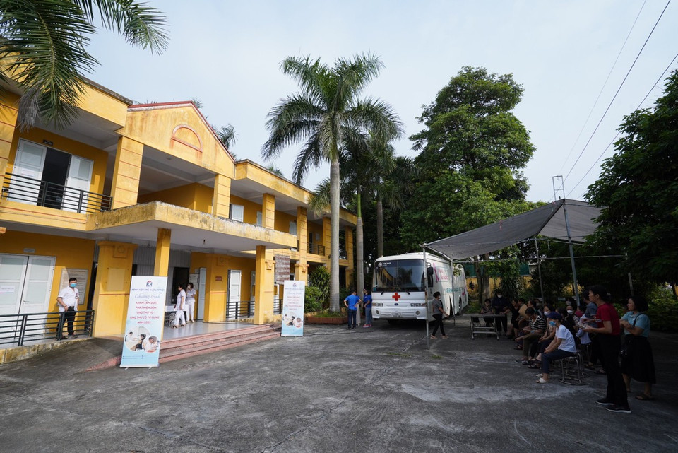 Người dân tới khám, sàng lọc ung thư vú, ung thư cổ tử cung tại Trạm Y tế xã Dương Quang. (Ảnh: PV/Vietnam+)