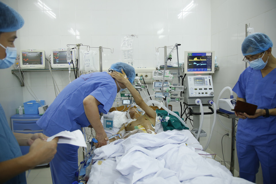 Chă sóc bệnh nhân sau phẫu thuật. (Ảnh: PV/Vietnam+)