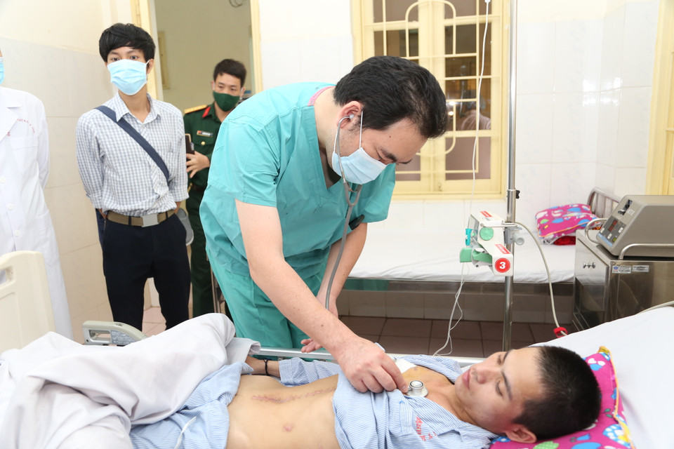 Giáo sư Motoshi Wada kiểm tra sức khoẻ hco bệnh nhân. (Ảnh: PV/Vietnam+)