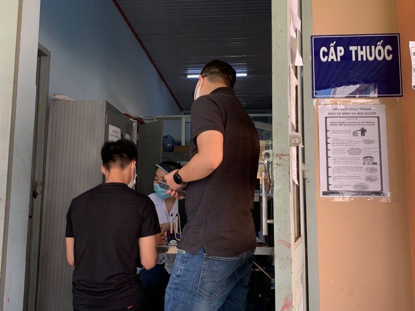 Người bệnh làm thủ tục lấy thuốc. (Ảnh: T.G/Vietnam+)