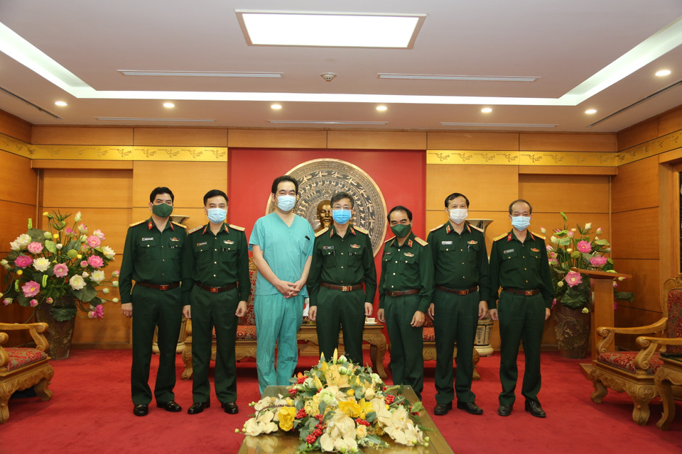 Chuyên gia, giáo sư Motoshi Wada từ Bệnh viện Đại học Tohoku (Nhật Bản) sang hỗ trợ. (Ảnh: PV/Vietnam+)