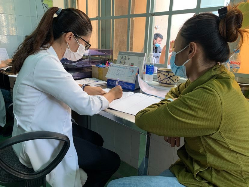 Người bệnh đến khám định kỳ lấy thuốc điều trị HIV. (Ảnh: T.G/Vietnam+)