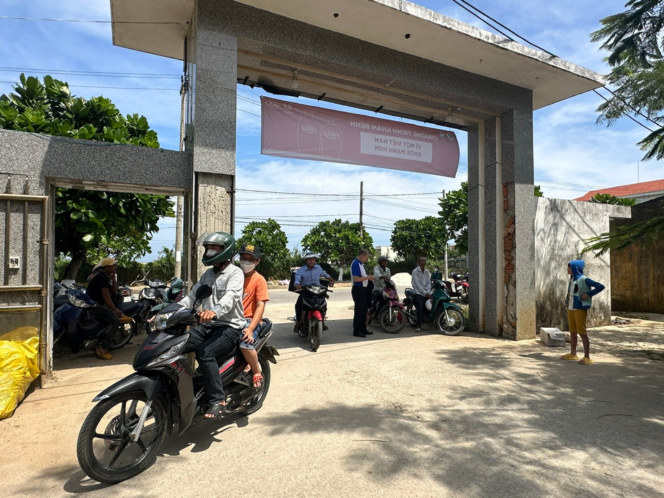 Đông đảo người dân tới khám bệnh tại Trung tâm Y tế Quân dân y kết hợp huyện Lý Sơn. (Ảnh: PV/Vietnam)
