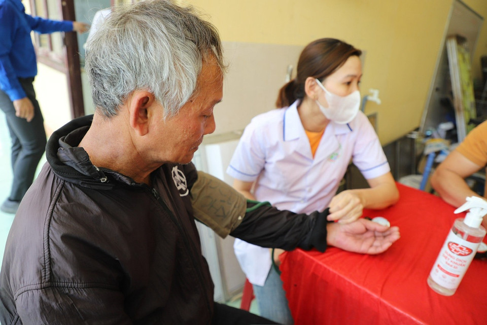 Nhân viên y tế đo huyết áp cho người cao tuổi. (Ảnh: PV/Vietnam)