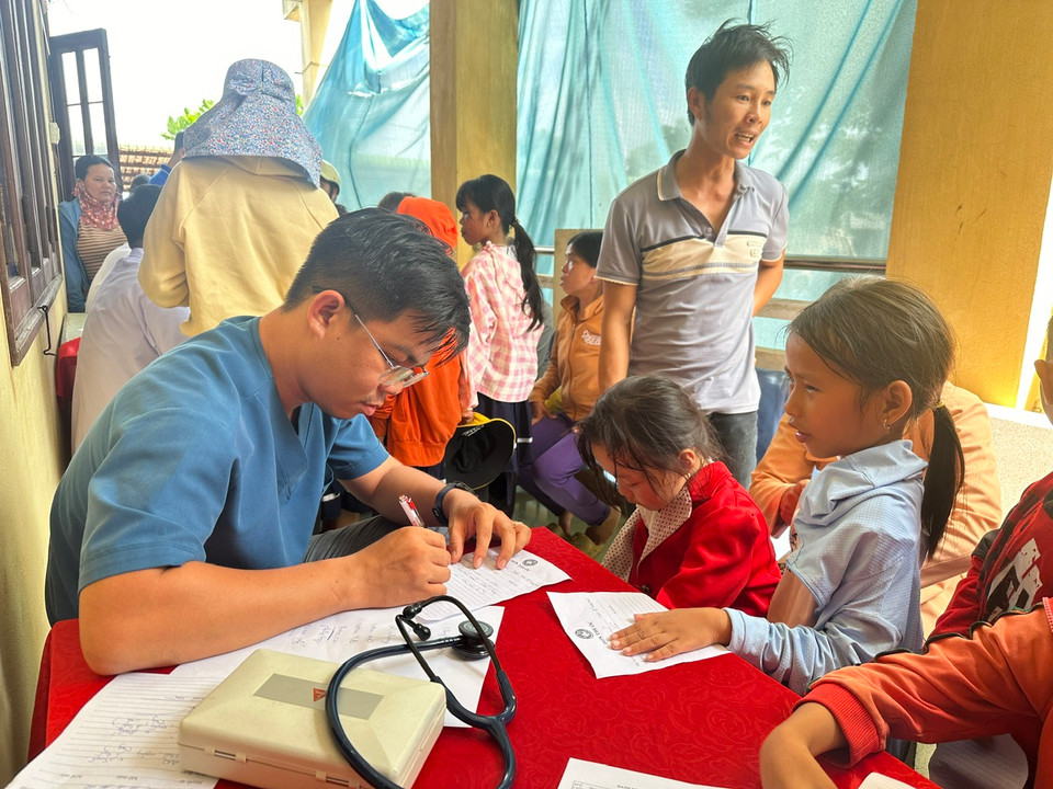 Bác sĩ khám cho trẻ em trên đảo. (Ảnh: PV/Vietnam)
