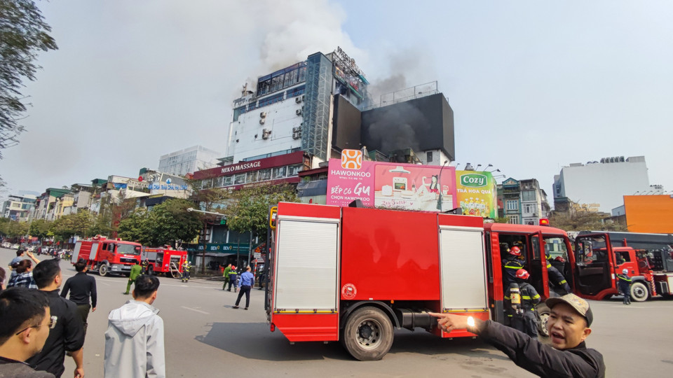 Ngay sau khi phát hiện lửa cháy, người dân đã gọi cứu hỏa đến. (Ảnh: Hoài Nam/Vietnam+)