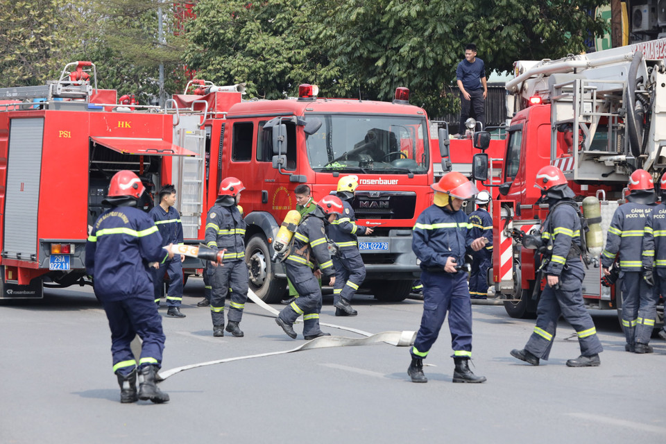 Lực lượng cứu hỏa làm nhiệm vụ. (Ảnh: Hoài Nam/Vietnam+)
