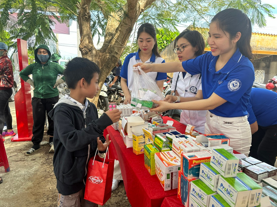 Cấp phát thuốc miễn phí cho người dân trên đảo. (Ảnh: PV/Vietnam)