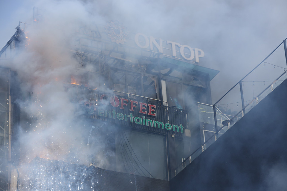 Theo một số nguồn tin, vụ cháy có thể bắt nguồn từ nguyên nhân chập bảng điện tại quán cafe trên nóc tòa nhà. (Ảnh: Hoài Nam/Vietnam+)