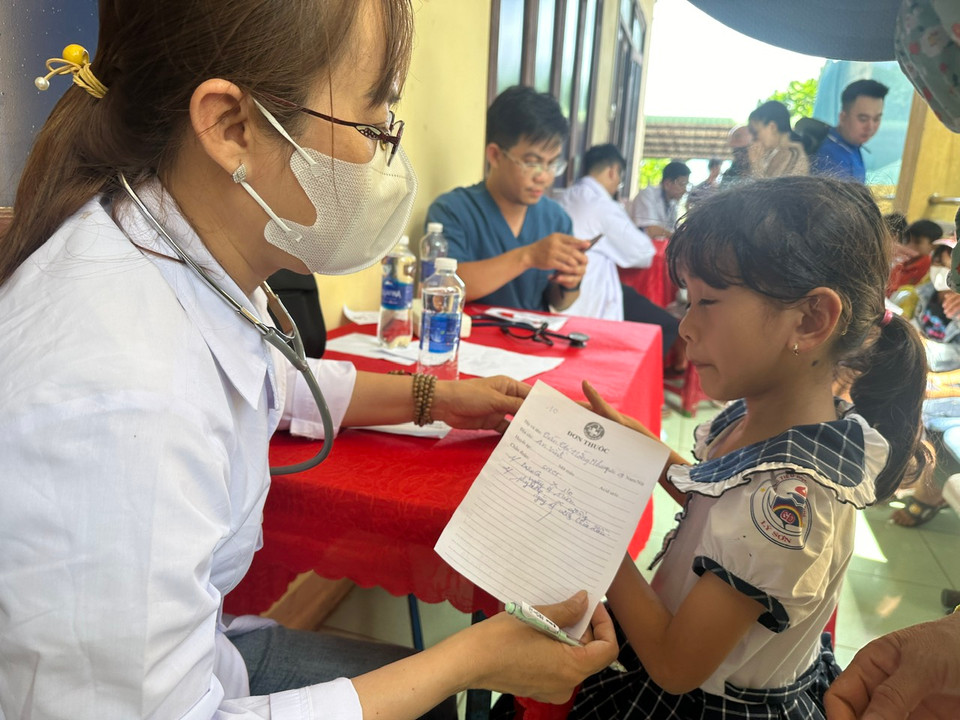 Bác sĩ ghi và phát đơn thuốc cho trẻ em sau khám. (Ảnh: PV/Vietnam)
