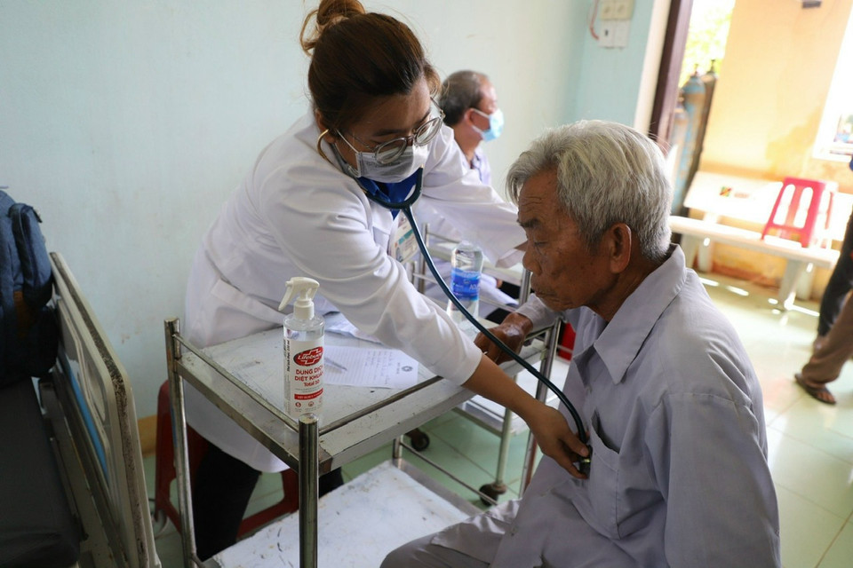 Bác sỹ khám cho người cao tuổi tại đảo Lý Sơn. (Ảnh: PV/Vietnam)