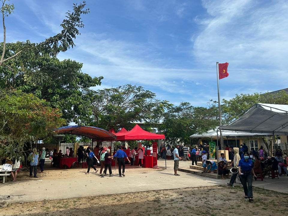Trung tâm Y tế Quân dân y kết hợp huyện Lý Sơn đông đúc hơn thường ngày. (Ảnh: PV/Vietnam)