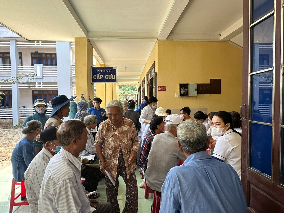 Người dân ngồi chờ tới lượt khám. (Ảnh: PV/Vietnam)