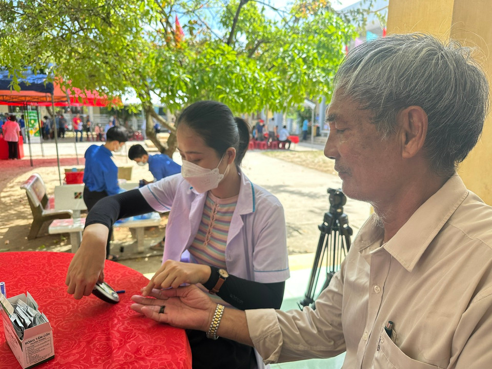 Kiểm tra đường huyết cho người dân tại đảo. (Ảnh: PV/Vietnam)