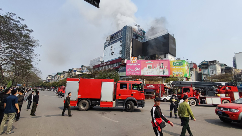 Lực lượng chức năng làm nhiệm vụ. (Ảnh: Hoài Nam/Vietnam+)