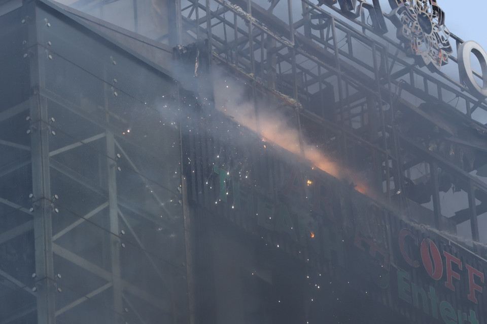 Ngọn lửa vẫn tiếp tục cháy nhưng không có thiệt hại về người. (Ảnh: Hoài Nam/Vietnam+)