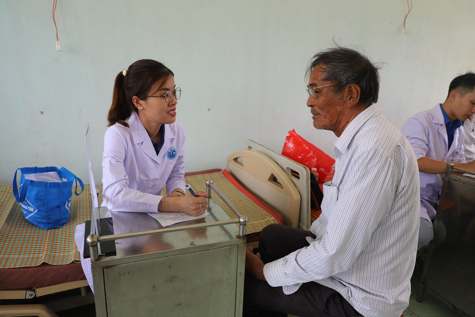 Các bác sĩ của Chương trình đã khám bệnh, tư vấn chăm sóc sức khoẻ cho 500 người dân và 200 em nhỏ của huyện đảo Lý Sơn. (Ảnh: PV/Vietnam)