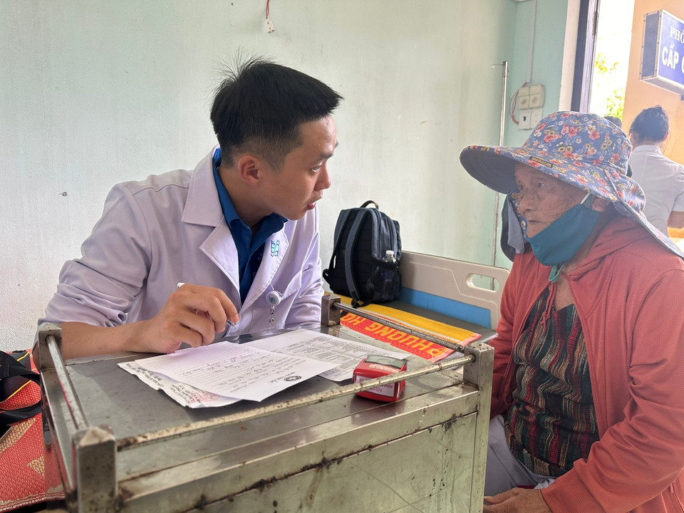 Bác sĩ khám và kê đơn thuốc cho người dân. (Ảnh: PV/Vietnam)