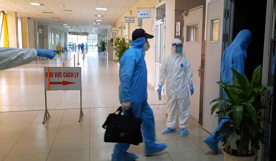 Các công dân vào khu vực cách ly tại bệnh viện. (Ảnh: PV/Vietnam+)
